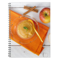 Compote de pommes à la cannelle et cuillère orange