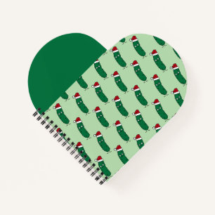 Carnet Cornichon de Noël portant un chapeau de Père Noël
