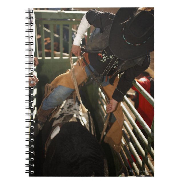 Carnet Coureur de taureau fixation corde sur taureau dans (Devant)