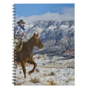 Carnet Cow-boy sur un cheval portant des chaps en cuir