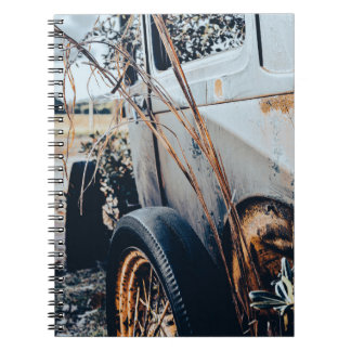 Carnet Cuaderno con fotografía de auto antiguo abandonado