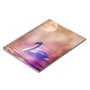 Carnet Cygne blanc flottant sur un lac brumeux