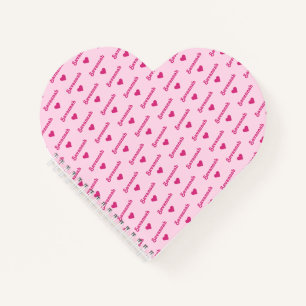 Carnet de coeur rose avec nom et coeur répétés