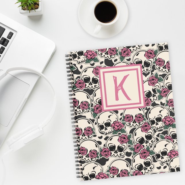 Carnet de grunge de crâne Rose monogramme (Show some attitude with this fun personalized notebook.)