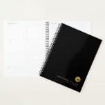Carnet de rendez-vous minimal en or brossé noir<br><div class="desc">Médaillon Monogramme Métal Brossé Noir Moderne Minimal Nom Année Date Texte Personnalisé Rendez-vous Calendrier Planificateur</div>