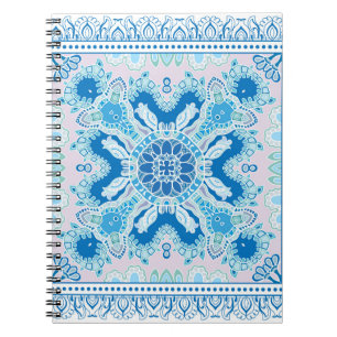 Carnet Décor coloré sur arrière - plan blanc,