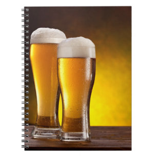 Carnet Deux verres de bières sur une table en bois