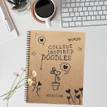 Carnet Doodles inspirés par l'université Funny Girly Pers<br><div class="desc">Doodles inspirés de College Funny Girly Carnet personnalisé comprend le texte "doodles inspirés de College" accentué avec une variété de doodles coeur girly amour sur un arrière - plan en papier kraft avec votre nom personnalisé ci-dessous. Personnalisez en modifiant le texte dans les zones de texte fournies. Conçu pour vous...</div>