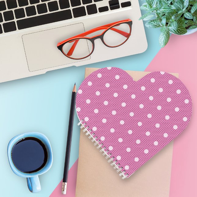 Carnet Dotty Délicieux Spiral Rose (A Dotty Delight Pink Spiral Notebook is on the desk.)