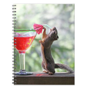 Carnet Écureuil buvant un cocktail à l'heure heureuse