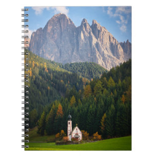 Carnet Eglise devant les montagnes des Dolomites en Itali