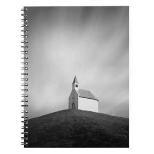 Carnet Église sur une colline en noir et blanc