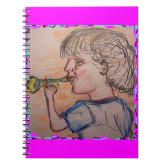 Carnet enfant jouant à la corne de jouet