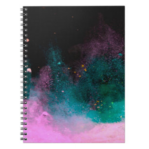 Carnet Explosion de poudre colorée isolée sur le dos noir