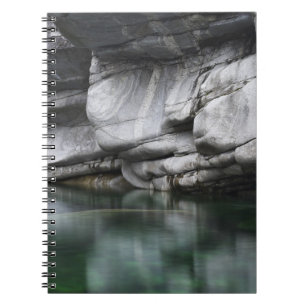 Carnet Falaise arrondie de roche par la rivière de