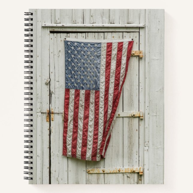 Carnet Farms | White Barn Door With American Flag (Devant)