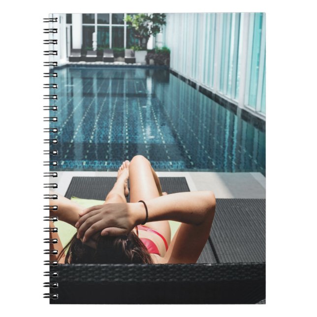 Carnet Femme allongée sur le salon de chaise marron (Devant)