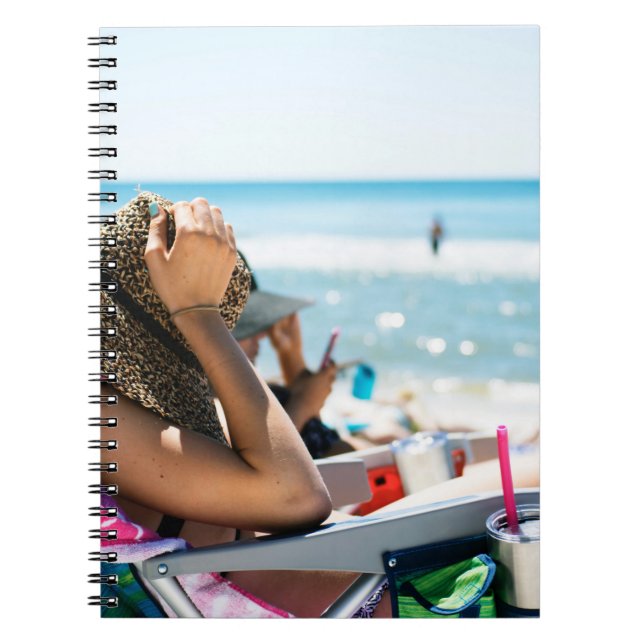 Carnet Femme allongée sur une chaise longue qui couvre so (Devant)