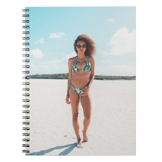 Carnet Femme en bikini debout sur le sable (Devant)