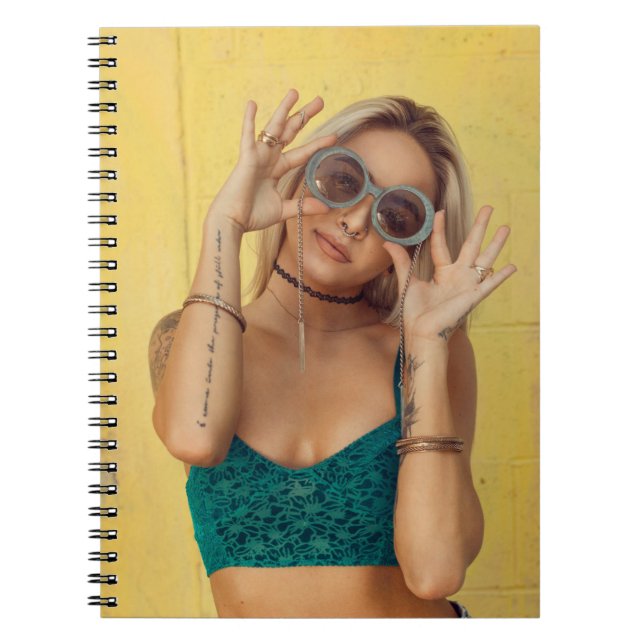 Carnet Femme en bralette bleue tenant des lunettes de sol (Devant)