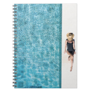 Carnet Femme en noir bikini fond et blanc soleil casquett