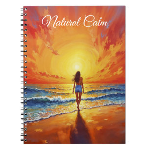 Carnet Femme marchant sur la plage de l'océan au coucher 