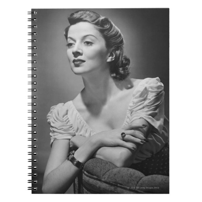 Carnet Femme posant dans le studio (Devant)