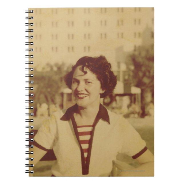 Carnet Femme s'asseyant dehors (Devant)