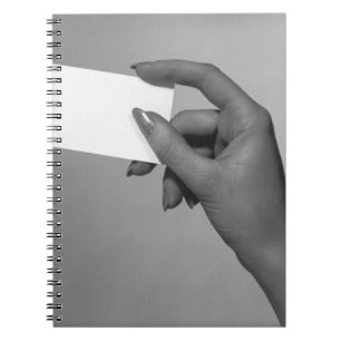Carnet Femme tenant la carte