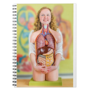 Carnet Femme tenant le corps humain avec des organes inte