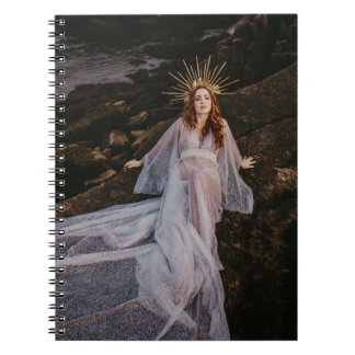 Carnet femmes éblouissantes allongées sur des rochers car