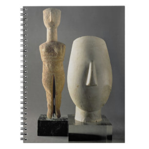Carnet (Figurine de Lto R) avec les bras croisés,