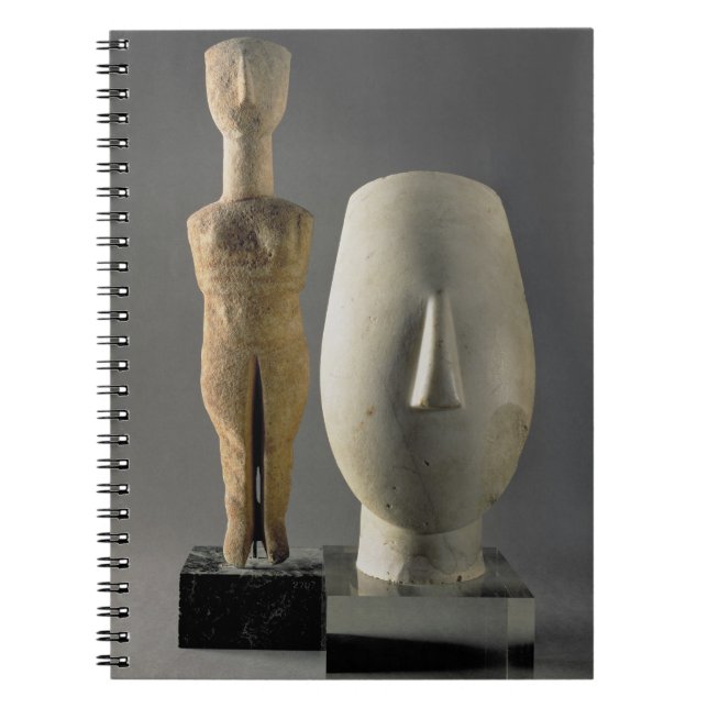Carnet (Figurine de Lto R) avec les bras croisés, (Devant)
