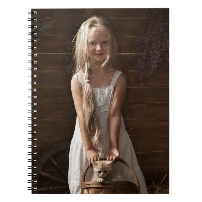 Carnet Fille dans une grange avec un chaton dans un panie (Devant)