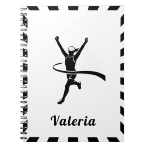 Carnet Fille qui court sur piste de marathon de cross-cou