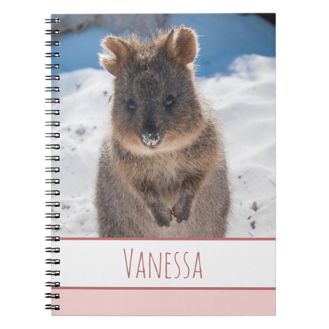 Carnet Filles roses Nom personnalisé Quokka sur la plage (Devant)