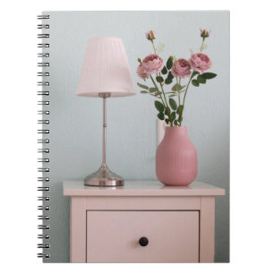 Carnet Fleurs   Roses rose pâle sur le stand de nuit
