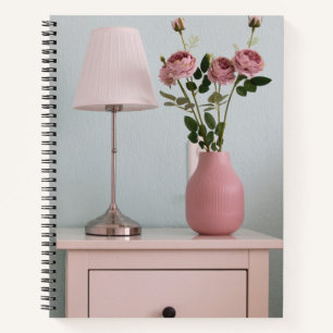 Carnet Fleurs   Roses rose pâle sur le stand de nuit