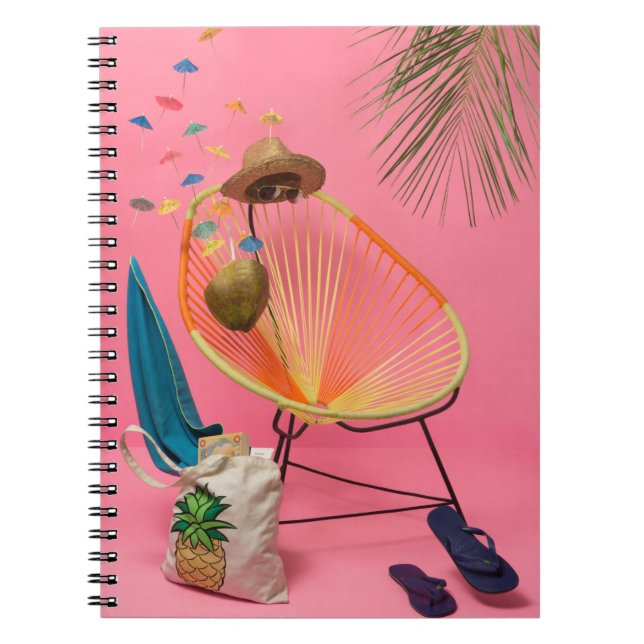 Carnet Flip flop bleu à côté de la chaise (Devant)