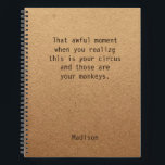Carnet Funny Boss Manager Bureau des notes personnalisées<br><div class="desc">Funny Boss Manager Notes personnalisées Carnet de réunion de bureau présente le texte "Ce moment horrible quand vous réalisez que c'est votre cirque et que ce sont vos singes" avec votre nom personnalisé ci-dessous sur un arrière - plan de papier artisanal rustique neutre par sexe. Personnalisez en modifiant le texte...</div>