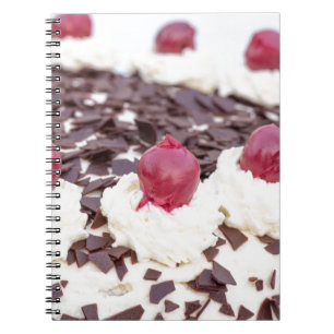 Carnet Gâteau de la Forêt-Noire en détail avec fond blanc