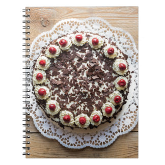 Carnet Gâteau de la Forêt-Noire sur bois rustique
