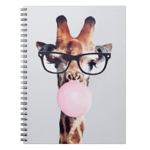 Carnet Girafe portant des lunettes soufflant bulle rose g