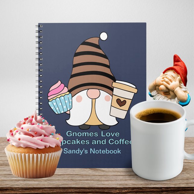 Carnet Gnomes Love Cupcakes and Coffee Nom personnalisé T (Gnomes Love Cupcakes and Coffee Custom Name Text Notebook)