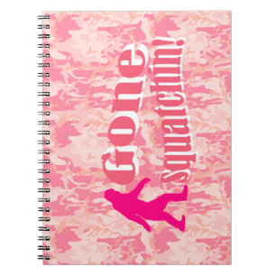 Carnet Gone Squatching sur camouflage rose
