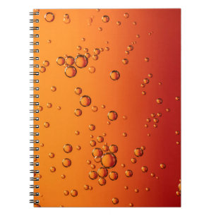 Carnet gouttelettes d'eau sur la surface orange