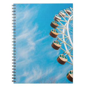 Carnet Grande roue blanche sous ciel clair le matin