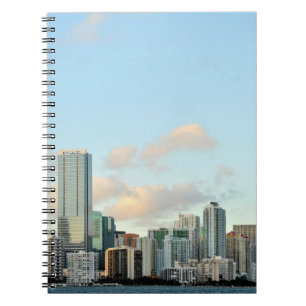 Carnet Gratte-ciel de Miami contre le ciel clair large