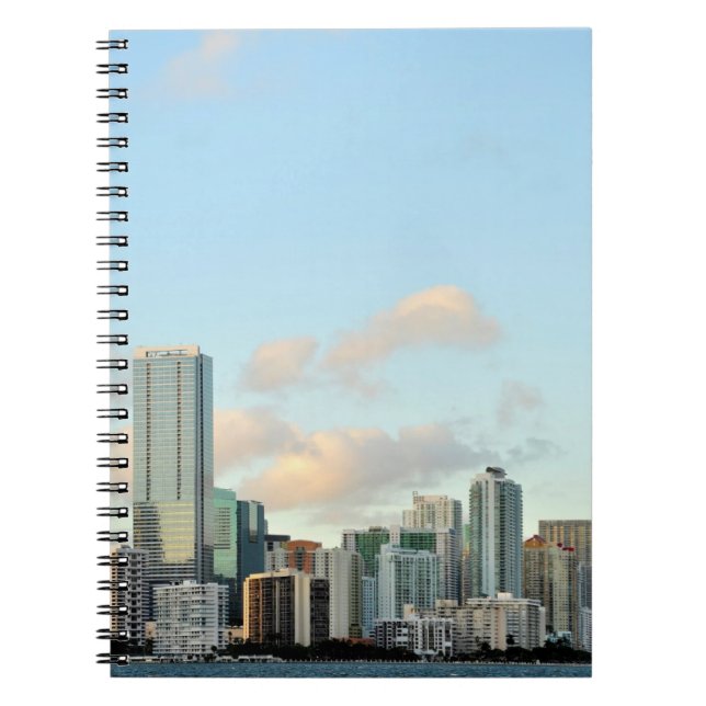 Carnet Gratte-ciel de Miami contre le ciel clair large (Devant)