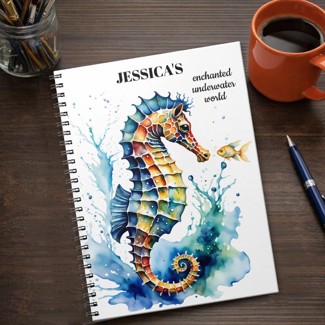 Carnet Hippocampe aquarelle coloré côtier (Enchanting watercolor spiral notebook featuring a colorful seahorse with cute fish)